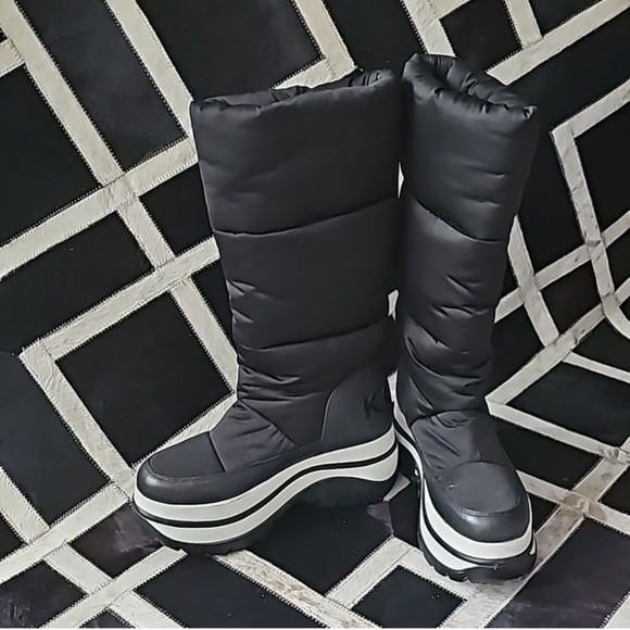 Michael Kors platforminsulated boot size 7 blackand white$35 $200 Size: 7 - Picture 3 of 5